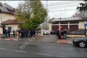 GĂEȘTI: Bărbat condamnat, codus de un alai de rude la sediul poliţiei
