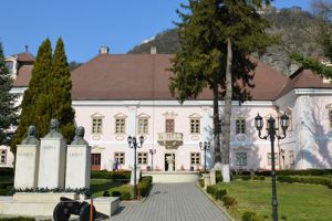 Expoziţiile muzeului devean, vizitate gratuit