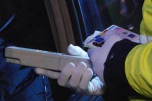 Dosare penale pentru doi şoferi, prinşi sub influenţa alcoolului la volan