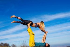 Doi sibieni duc pasiunea pentru yoga la nivel de artă – Îşi concep propriile salteluţe