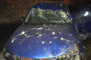 Tânăr rănit după ce a plonjat cu maşina în pârâul Timiş (Video)