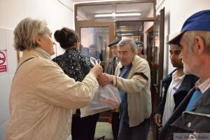 100 de cadouri, pentru 100 de bunici, din partea Direcţiei de Asistenţă Socială Braşov