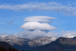 Apariţie surprinzătoare deasupra Munţilor Rodnei. Seamănă cu o navă extraterestră (FOTO)