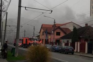 NEWS ALERT/ Arde o CASĂ în Arad! Intervenţie a pompierilor, inclusiv cu descarcerarea