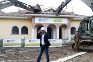 Ministrul demolează MAFIA cu EXCAVATORUL 
