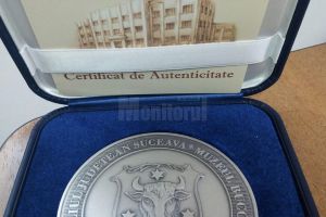 Consilierii judeţeni suceveni au primit medalia aniversară „Bucovina 100”