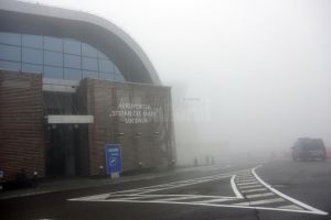 Mii de pasageri afectaţi de redirecţionarea zborurilor Wizz Air şi Tarom de pe aeroportul ...