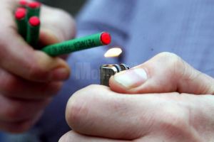 O tânără de 16 ani a ajuns la spital, după ce o petardă i-a explodat în mână