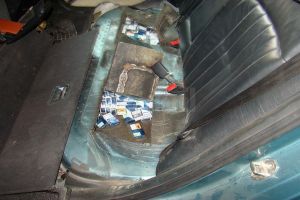 Aproape 2.000 de pachete cu ţigări depistate într-un autoturism, în PTF Siret