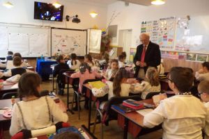 Pictorul Radu Bercea şi scriitorul Gheorghe Solcan, oaspeţi ai elevilor de la Şcoala Nr. ...