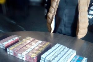 Comertul cu tigari de contrabanda, sanctionat de politistii locali din Constanta. O femeie prinsa in flagrant in zona Garii CFR