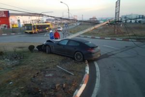 Accident in giratoriul de la Metro. Un autobuz si un autoturism implicate