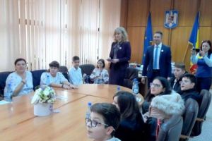 14 elevi de la Şcoala „Andrei Mureşanu“ Ploiesti au vizitat Prefectura si Consiliul Judetean Prahova