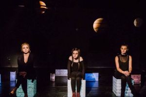 Trei actriţe talentate transmit „Semnale disperate către planeta Pluto”