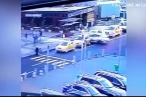 La un pas de tragedie. Un sofer vitezoman a spulberat doua masini taxi in parcarea unui mall (video)