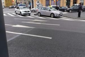 Acesta e Clujul. Poliţia locală ajută la schimbarea roţii unui şofer - FOTO