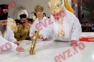 Teofil al III-lea, Patriarhul Ierusalimului şi a toată Palestina,  va oficia liturghia de Sfântul Andrei la Catedrala Naţională
