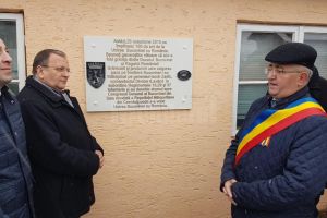Placă aniversară, amplasată marţi la fosta graniţă dintre Bucovina şi România