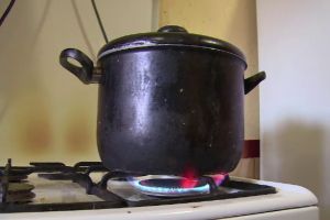 Copilul transportat cu arsuri la Bucureşti a căzut într-o oală. Mai are nouă fraţi!