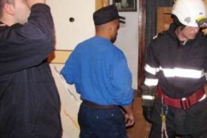 ACUM – Pompierii sparg uşa unui apartament din Câmpulung