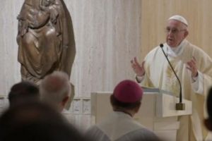 Papa Francisc a atras atenţia asupra consumismului: Cheltuim mai MULT decât avem NEVOIE