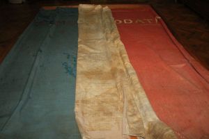 Steagul românilor din Pinticu Tecii purtat la Alba Iulia în 1918, expus la Muzeul Bistriţa (FOTO)