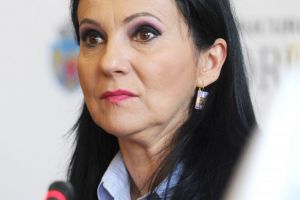 Ministrul Sănătăţii vrea să îi oblige pe medicii rezidenţi să rămână în România