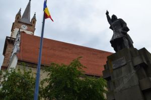 Dihoniile Centenarului. Consiliul Local Bistriţa ţine la catargul de lângă statuia lui Andrei Mureşanu