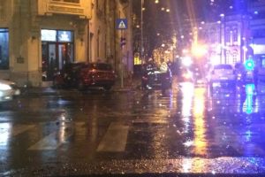 Accident in Ploiesti, langa fostul Tribunal. Doua masini s-au lovit puternic, una a ricosat intr-un bar