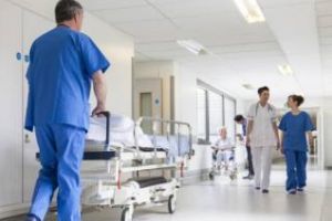 Ministrul Sănătăţii vrea să îi oblige pe medicii rezidenţi să nu mai plece din ţară