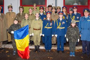 Defilare cu uniforme de pe vremea RSR la Hunedoara