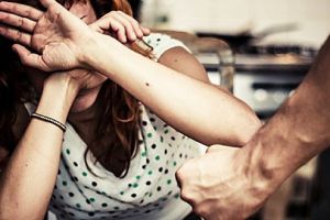 Scandal monstru la o şcoală din judeţ. O elevă de 15 ani a ajuns rănită grav la spital