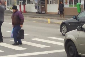 Nici acum pietonii nu văd semaforul din Fraţii Goleşti