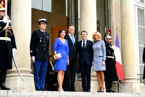 Carmen Iohannis a impresionat cu ţinutele purtate la Paris. Ea şi Brigitte Macron au fost în centrul atenţiei