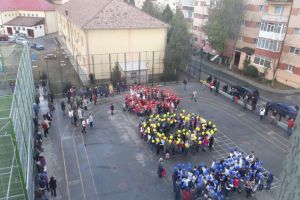 FOTO. Moment frumos la o şcoală din Alba Iulia: Elevii, organizaţi sub forma unui mare 100, au înălţat baloane în culorile tricolorului