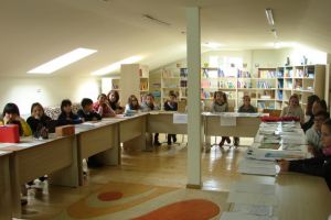 „100 de ani de şcoală românească”: Expoziţie cu obiecte din colecţia familiilor la o instituţie de învăţământ din Alba