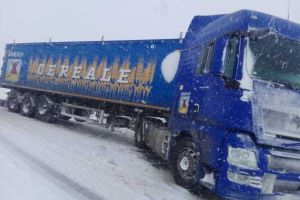 Tir blocat pe DJ 506, între Merişani şi Guruieni