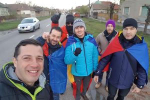 FOTO&VIDEO. Un grup de careieni a pornit pe jos spre Alba Iulia