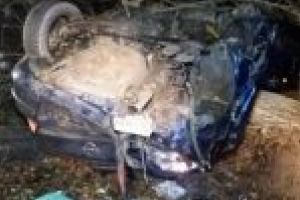 Masina facuta praf, dupa ce a fost proiectata intr-un copac in zona Stejarul