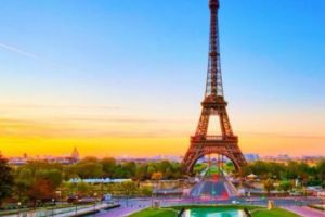 Scara Turnului EIFFEL se vinde pe BANI mulţi