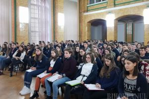 România, oameni şi locuri: Liceeni de la Colegiul Eminescu s-au întrecut în făcut poze ţării şi românilor (FOTO)
