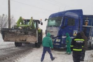 IARNA LOVEȘTE în plin. Intervenţii de URGENȚĂ în 17 judeţe şi în Bucureşti. Maşini blocate şi PORTURI ÎNCHISE. Breaking news!