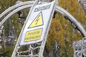 Instalaţii de Crăciun, la pachet cu posibilitatea de electrocutare, în centrul Ploieştiului