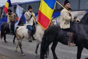 Călăreţii din Satu Mare şi Oaş, care merg la Marea Unire de la Alba, primiţi la Biserica din Luna de Sus - VIDEO
