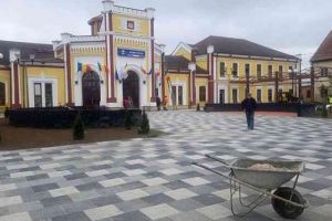 FOTO: Schimbare spectaculoasă a zonei din faţa Gării CFR Alba Iulia. Familia Regală şi oameni din toată ţara sunt aşteptaţi să sosească cu trenul