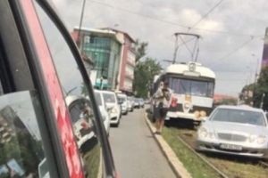 Au depăşit limitele bunului simţ! ”Te sfidează” spune Daniel Tudorache, primarul Sectorului 1, despre şoferii care lasă aiurea maşinile, inclusiv pe şiniile de tramvai  