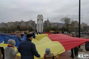 FOTO/ VIDEO; ”Caravana Tricolorul” a ajuns la Alba Iulia. Un drapel URIAȘ, de 300 de metri pătraţi, a fost desfăşurat în Cetatea Marii Uniri