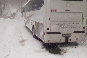 Autocar cu pasageri, blocat pe DJ 223, judetul Constanta