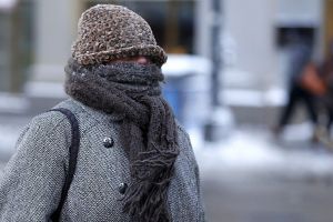 Cum ne protejăm de frig? Expunerea la frig poate cauza degerături şi hipotermie