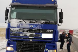 Trafic ingreunat pe DN 22-Tasaul, din cauza unui TIR echipat cu anvelope de vara